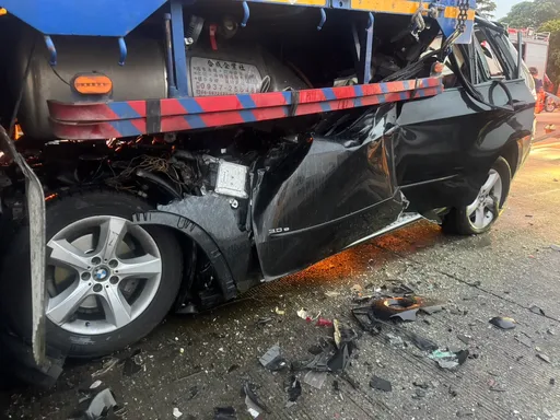 國3新化段驚悚車禍！BMW休旅車猛撞大貨車！　「車頂消失」兩人當場喪命