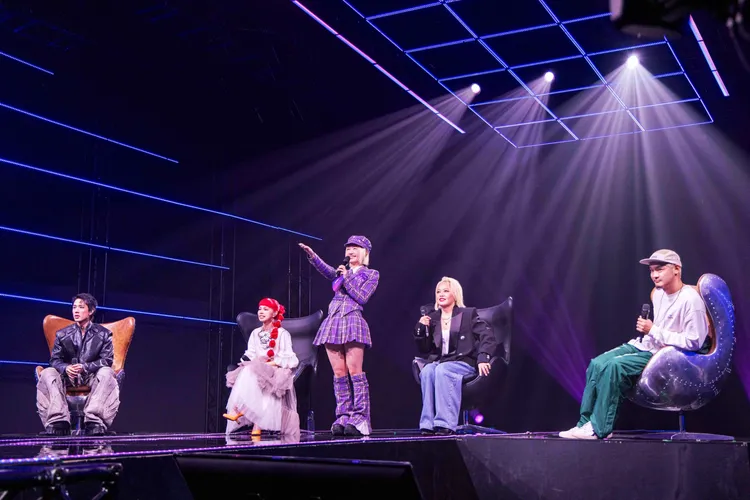 評審與主持人Marz23（左起）、許哲珮、Lulu、戴愛玲、Leo王。TVBS提供