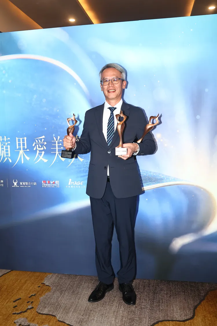 優擎總經理陳健宗開心手握3個獎盃。攝影中心攝