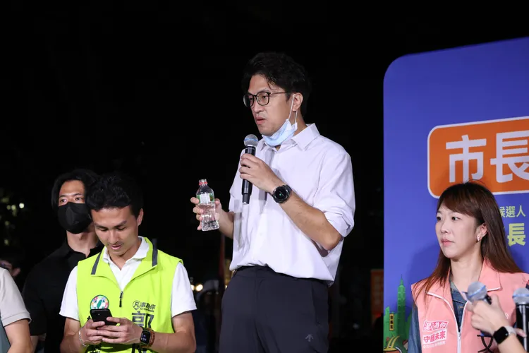 民進黨台北市長參選人沈伯洋舉辦「市長，你給我聽好了」肥皂箱活動 。莊宗達攝