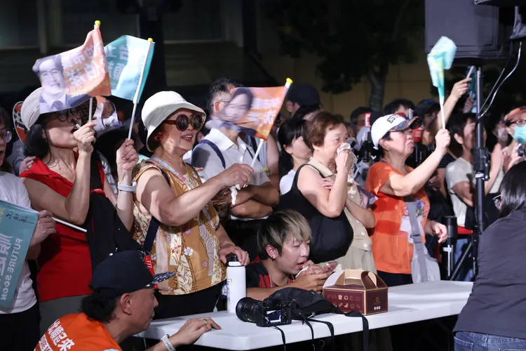 民進黨台北市長參選人沈伯洋「市長，你給我聽好了」肥皂箱活動。莊宗達攝