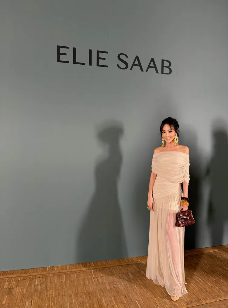 關穎以粉膚色平口薄紗洋裝現身Elie Saab大秀。