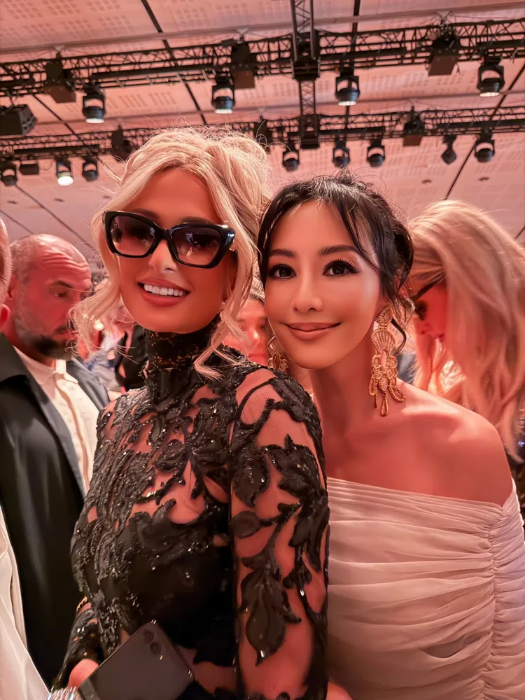 關穎（右）在Elie Saab秀場與美國名媛Paris Hilton（左）合照。