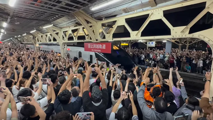 台南車站最後一夜，人潮湧入月台夾道送別末班車。Threads網友「@tonyyueh2022」授權提供