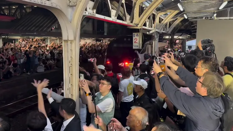 末班車鳴笛三聲後緩緩駛離台南車站舊月台，大批民眾揮手道別。Threads網友「@tonyyueh2022」授權提供