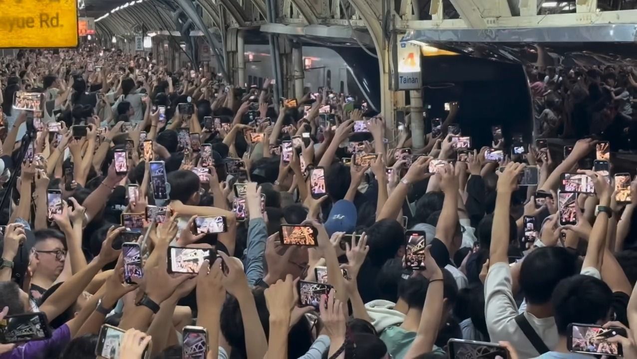 台南車站「最後一夜」爆人潮!民眾夾道送別末班車