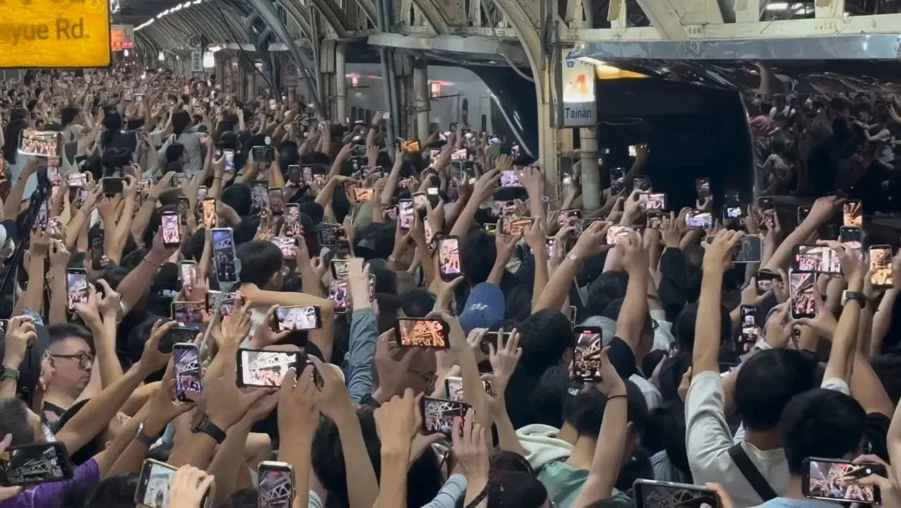 台南車站最後一夜！人潮夾道送別末班車　這一幕超催淚 (影片)