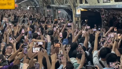 台南車站「最後一夜」爆人潮！民眾夾道送別末班車