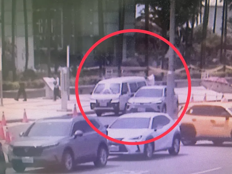 一輛復康巴士卻突然開門，導致計程車右照後鏡被撞掉地上。翻攝畫面