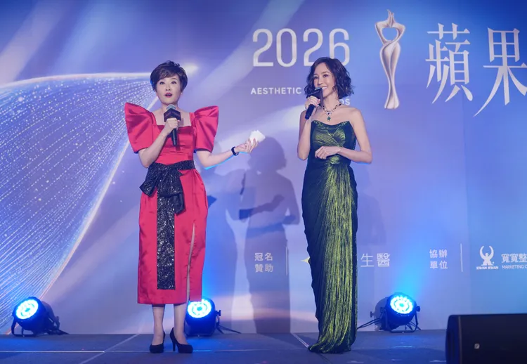 主持人寇乃馨（左）、關穎（右）一紅一綠剛好組成聖誕樹。攝影中心攝