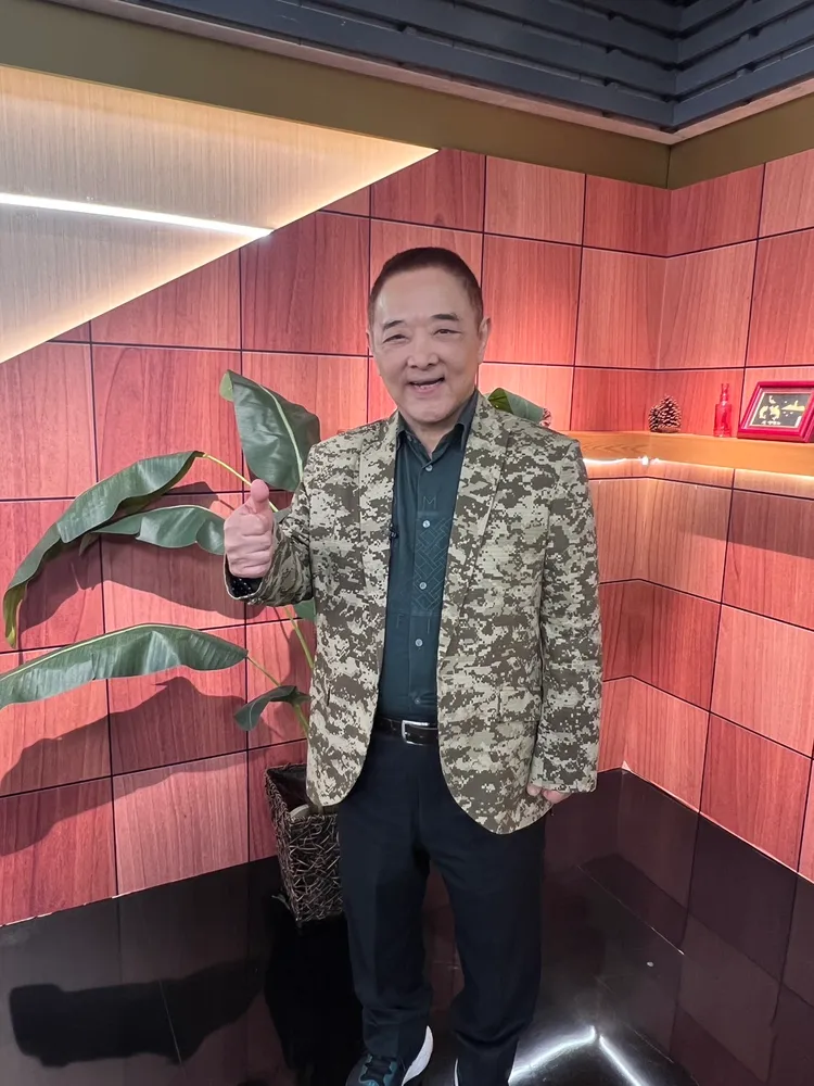 小亮哥自曝追劇到深夜肚子餓，會在泡麵中加入牛肉乾補充蛋白質，讓主持人高文音聽了忍不住喊「好奇怪」。年代提供