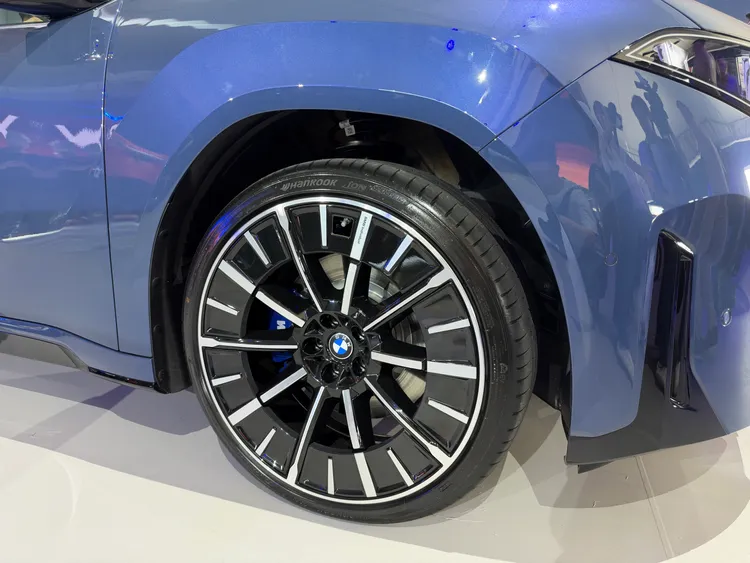 iX3 50 xDrive搭載專屬21吋輪圈。周奕豪攝