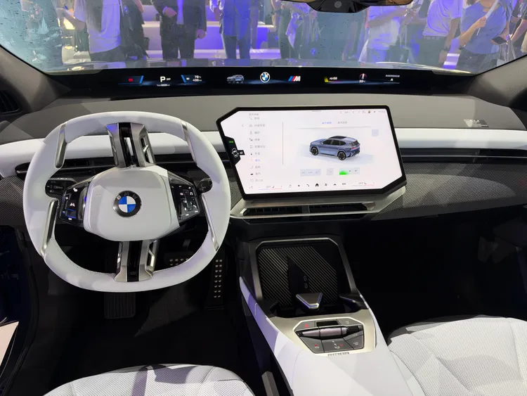 全新BMW iX3導入Panoramic Vision全視域顯示系統與17.9吋中控螢幕，搭配最新Operating System X，重新規劃駕駛者與車載系統的互動方式。周奕豪攝