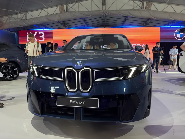 全新BMW iX3採用Neue Klasse新世代設計語彙，重新詮釋雙腎型水箱護罩與垂直燈組，車身風阻係數降至0.24Cd。周奕豪攝