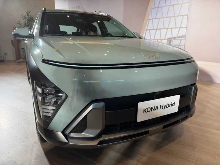 車頭Seamless Horizon Lamp貫穿式LED日行燈是KONA Hybrid的造型特色，搭配車側立體折線，呈現鮮明的新能源車設計風格。周奕豪攝