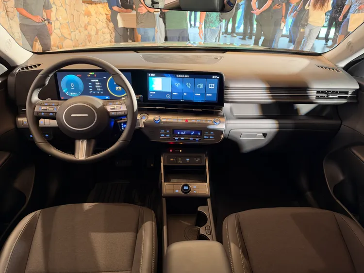 KONA Hybrid車室採水平式儀錶台設計，12.3吋中央觸控螢幕支援無線Apple CarPlay與Android Auto，排檔則採方向機柱旁的旋鈕式設計。周奕豪攝
