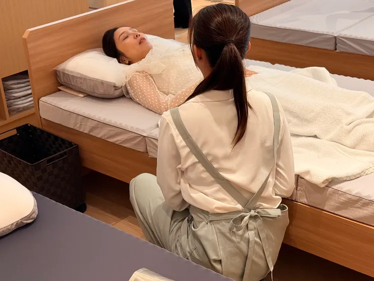 ＆Free量身訂製枕服務包含睡眠諮詢、後腦勺與頸部高度測量、枕芯材質選擇及現場試躺調整。陳揚盛攝