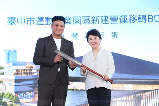 台中「超巨蛋」BOT案簽約　李灝宇帥氣亮相：比打球還緊張