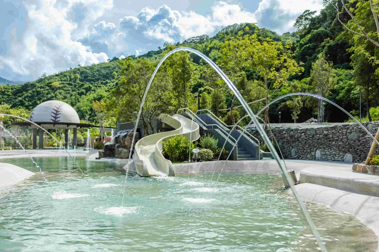 台東紅葉谷綠能溫泉園區雙人泡湯套券加贈兒童入園與餐飲抵用，平假日皆適用，結合溫泉體驗與部落文化特色，豐富旅遊選擇。雲朗觀光提供