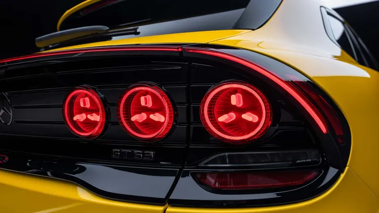 AMG GT SUV採用800V高壓架構，GT 55及GT 63最高支援710kW直流快充，在符合條件的設備下，10%至80%充電時間約12分鐘。原廠照片