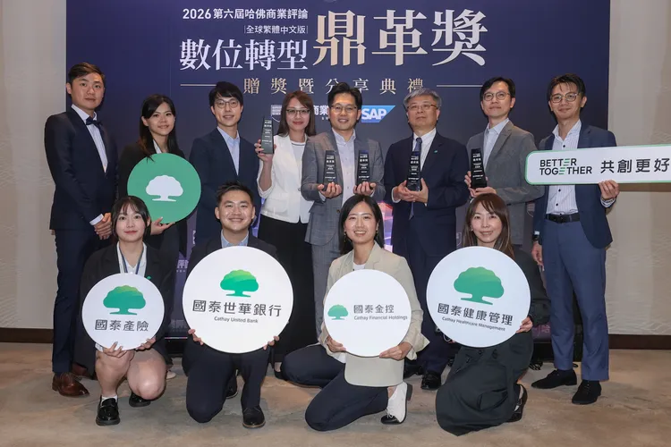 國泰長期布局金融科技與AI應用，國泰金控、國泰世華銀行、國泰產險及國泰健康管理共榮獲「數位轉型鼎革獎」五項大獎肯定。國泰金控提供
