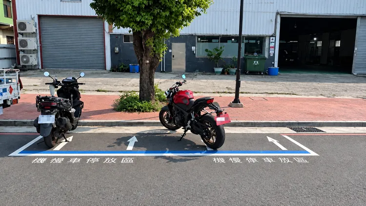 大型重機停放一般路邊機慢車停放區，可斜向停放，以最小傾斜角度為原則，同樣不得超出標線。台中市政府交通局提供