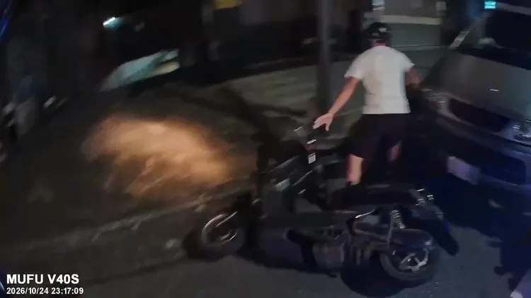 微型二輪電動車騎士假意配合警方攔查，卻突然棄車逃逸。民眾提供