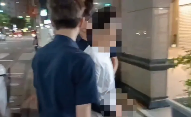 21歲毒品通緝犯參加遶境卻遇警盤查，蘆洲大拜拜期間落網。翻攝畫面