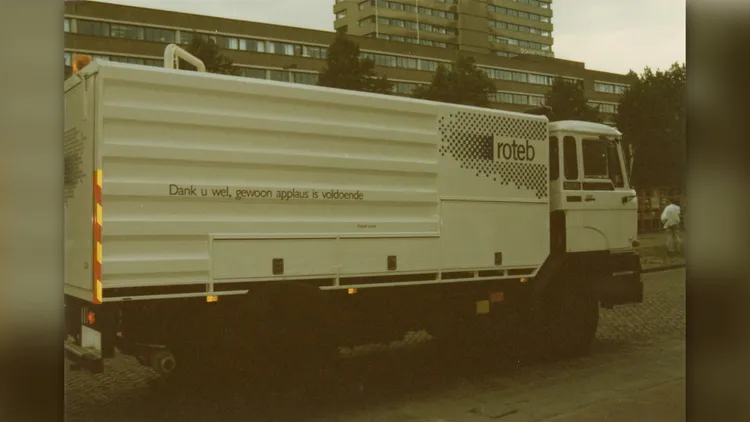 1988年垃圾車身上開始出現詩句。英國《衛報》