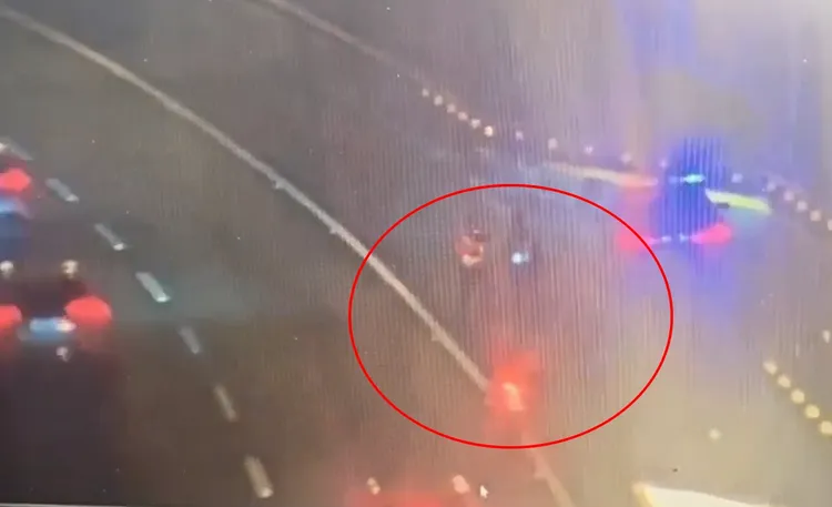 警方鳴笛示意騎士停車。翻攝畫面