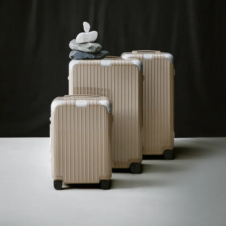 RIMOWA「Stone岩石灰」靈感取自堅毅的自然礦石。品牌提供
