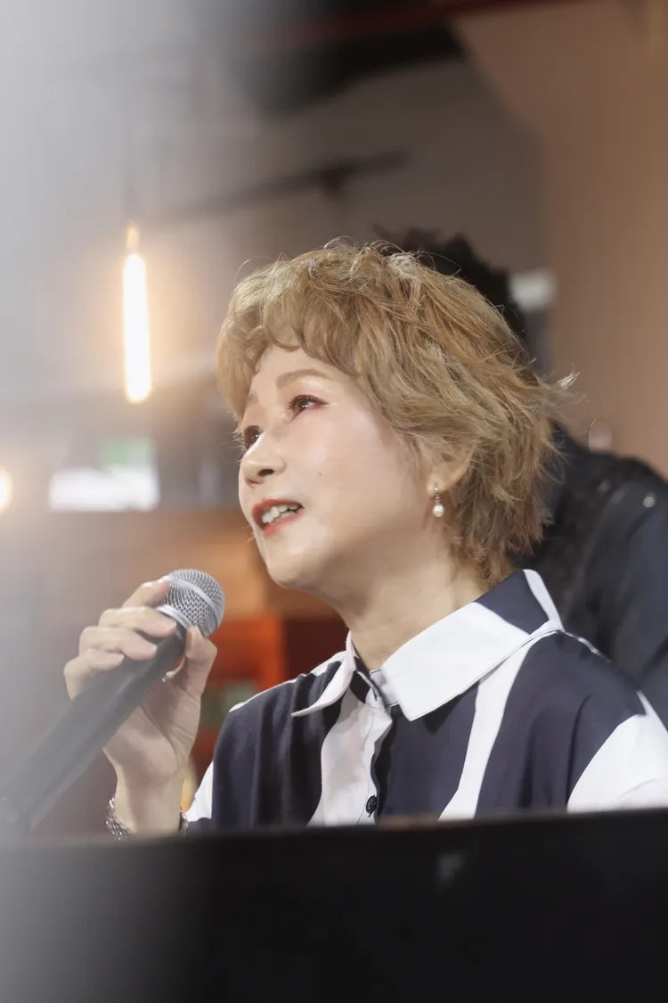 66歲江念庭久違開唱，與15歲鐵粉相見歡。尚時代文創娛樂提供