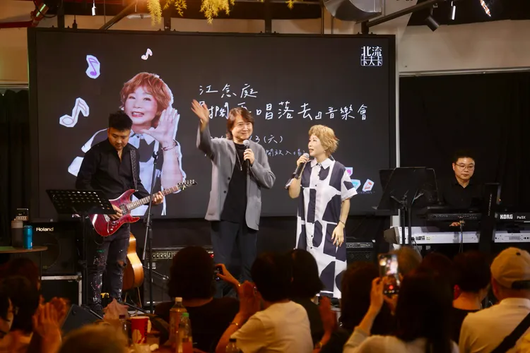 江念庭（右）感謝好友周治平助陣。尚時代文創娛樂提供