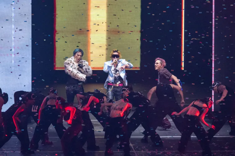大聲（左起）、GD、太陽舞力全開，雖然唱到《IF YOU》音響出狀況，但冷靜hold住全場。讀者提供