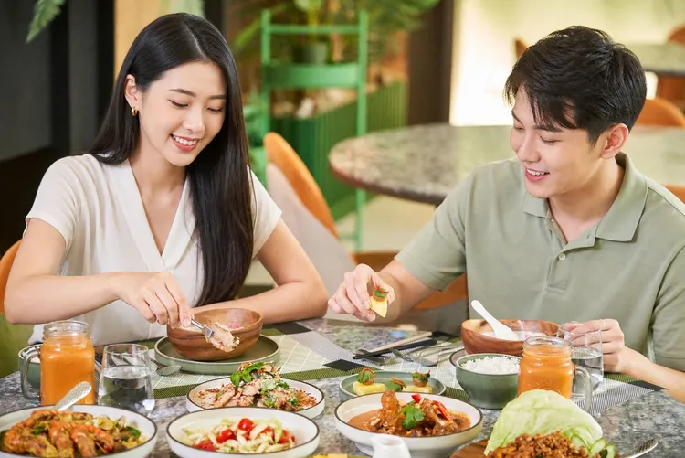 凱撒飯店連鎖旗下板橋凱撒蓮花餐廳推出ITF線上旅展限時限量優惠，10/18限定「泰式南洋料理點菜吃到飽」買一送一，平日午、晚餐及週日晚餐適用，原價2376元，優惠價約37折。多款泰式、南洋料理吃到飽，現點現做，滿足聚餐與家庭用餐需求。凱撒飯店連鎖提供