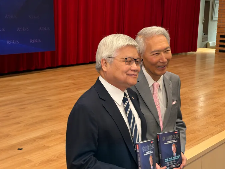 左至右分別為：台積電董事長暨總裁魏哲家、台積電前技術長胡正明。呂承哲攝
