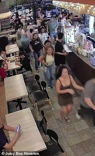 隔壁台灣甜品店顧客聽到槍聲奔逃。店家提供
