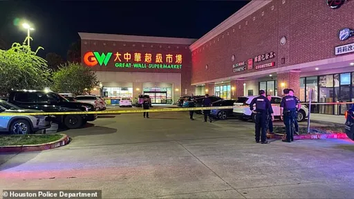 美華人超市外驚爆槍戰！攜狗入內被攔　男客、保全互轟命危