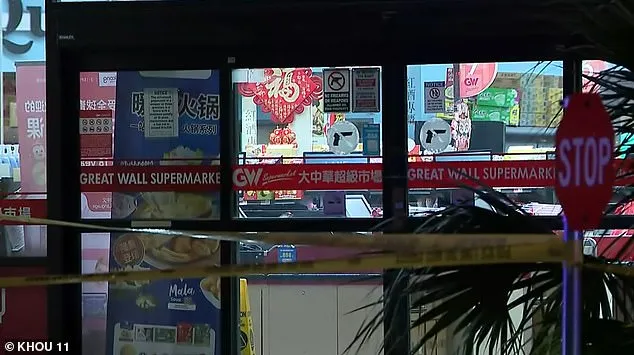警方在大華超市外拉起封鎖線。翻攝KHOU11電視台