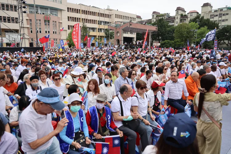 立法院長韓國瑜「禿子」、新北市長侯友宜「漢子」、台中市長盧秀燕「燕子」再度「三子合體」。記者李俊毅攝