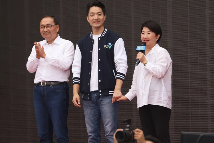 立法院長韓國瑜「禿子」、新北市長侯友宜「漢子」、台中市長盧秀燕「燕子」再度「三子合體」。記者李俊毅攝