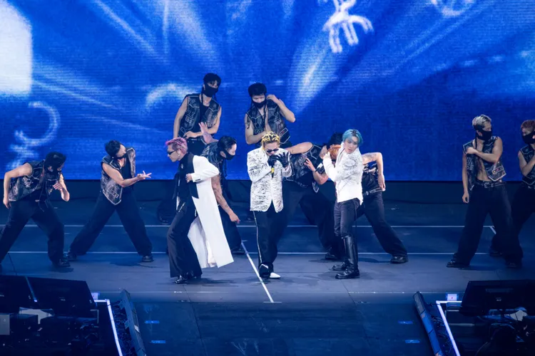 太陽（左起）、GD、大聲熱力開唱。讀者提供