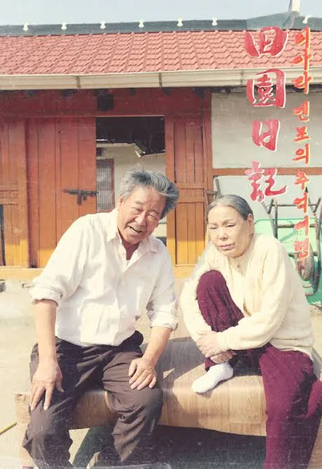 崔佛岩（左）主演《田園日記》演了22年，國民爸爸形象深植人心。翻攝MBC