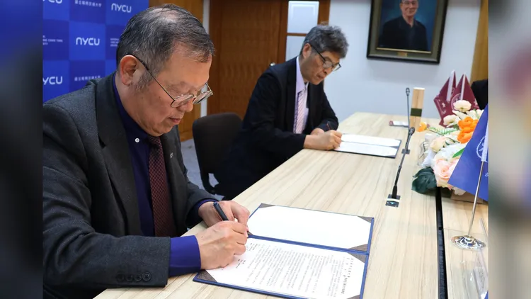 國立陽明交通大學校長林奇宏，與長榮大學校長孫惠民共同簽屬合作契約。長榮大學提供