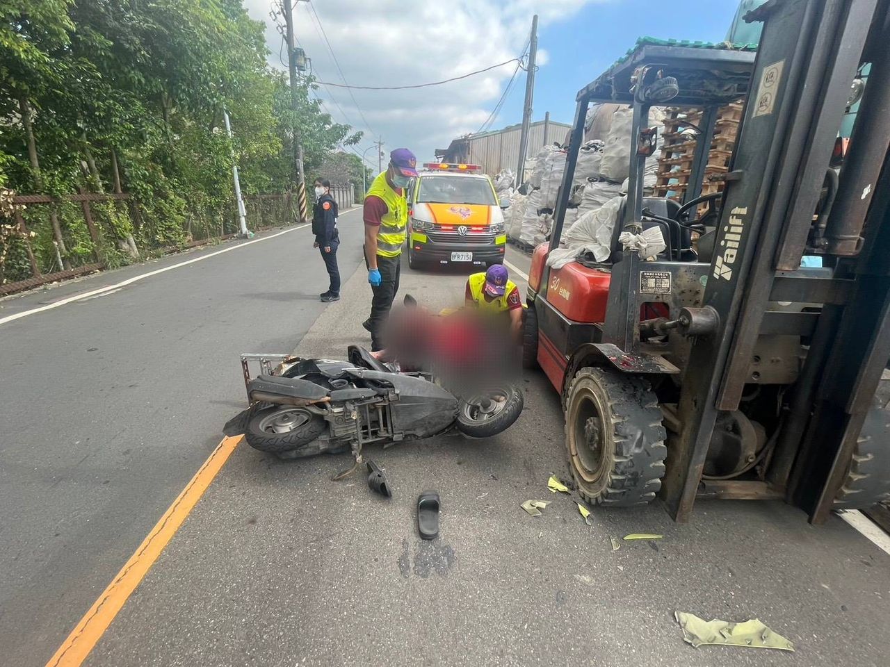 騎士撞上路邊作業堆高機!慘壓車下 右腿開放性骨折送醫