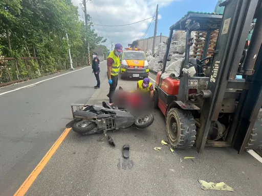 騎士撞上路邊作業堆高機！慘壓車下　右腿開放性骨折送醫