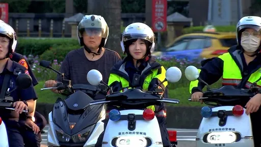 甜笑電暈5萬人！女警身分曝光　2男警意外搶鏡