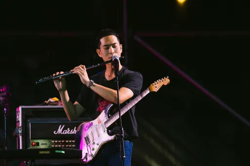 宇宙人阿奎吹長笛吹到老婆崩潰　錄音室和錯拿「大咖女星」樂器開吹