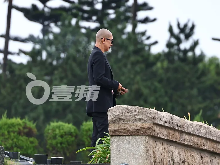 具俊曄走上高處呼吸新鮮空氣，緩和情緒。特勤中心攝