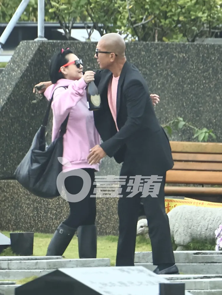 小S（左）見到姊夫具俊曄便送上大大擁抱。特勤中心攝